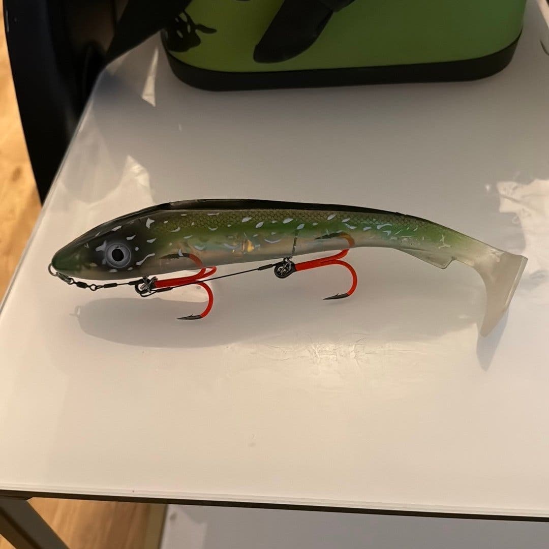 SvartZonker Big McRubber 25cm med stinger rig. Bkk krok