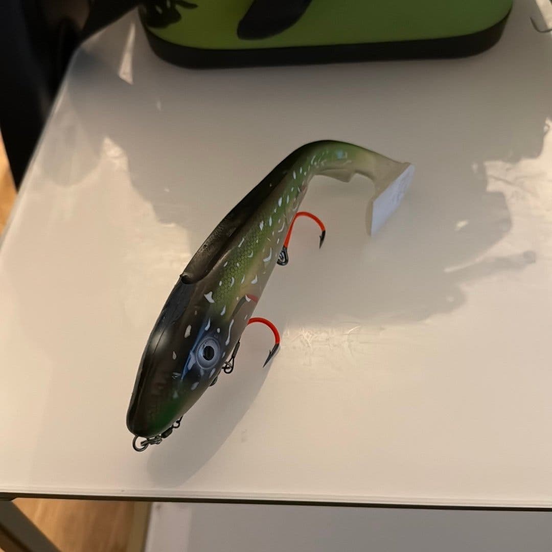 SvartZonker Big McRubber 25cm med stinger rig. Bkk krok