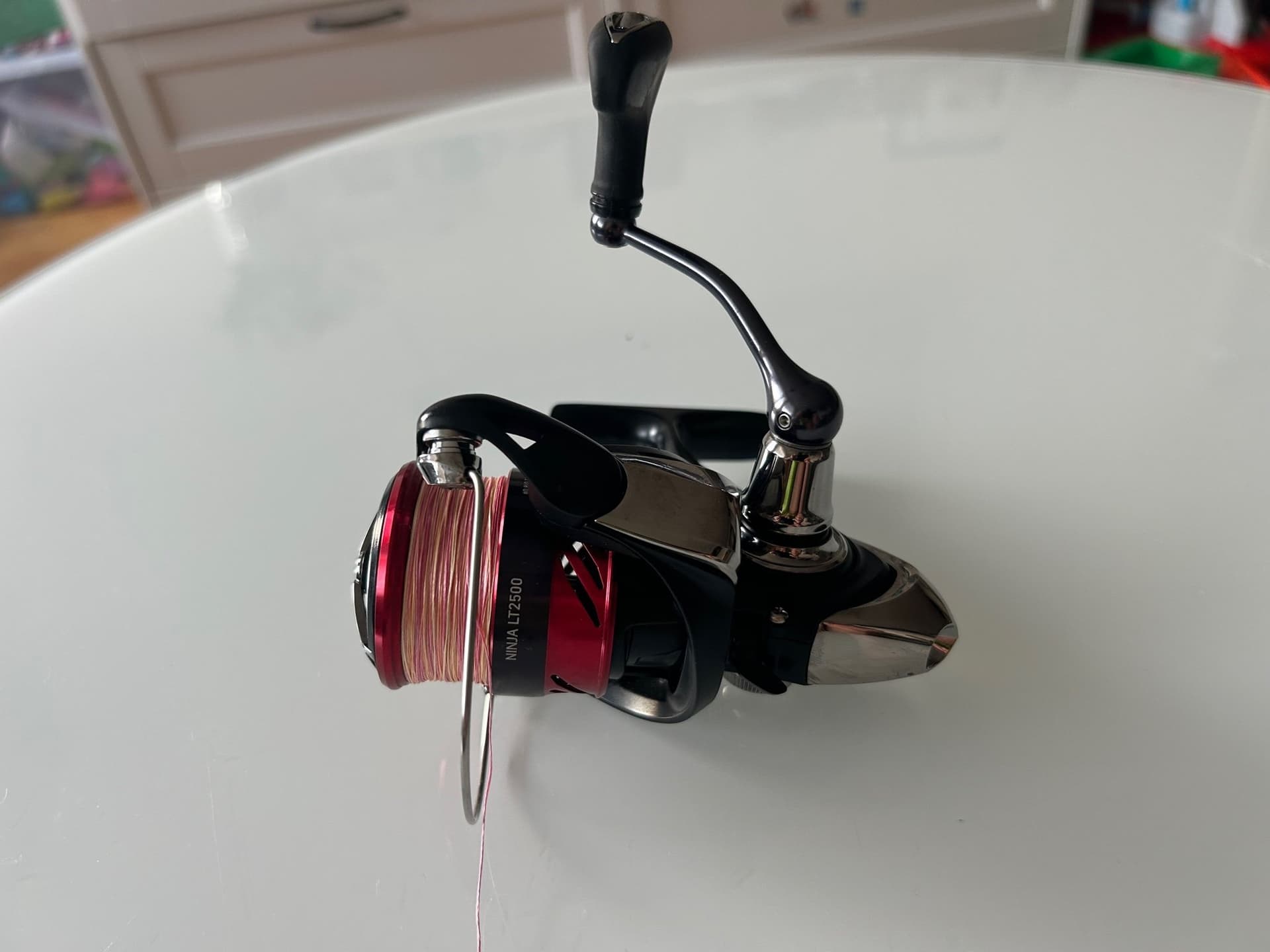 Daiwa Ninja LT2500 haspelrulle med flätlina 0.13mm sufix 832.Flätlina köpt Mars.