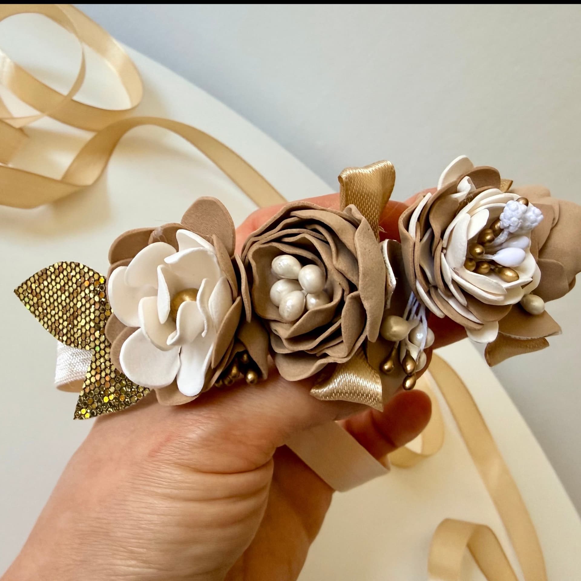 Hårband med blomsterdekoration