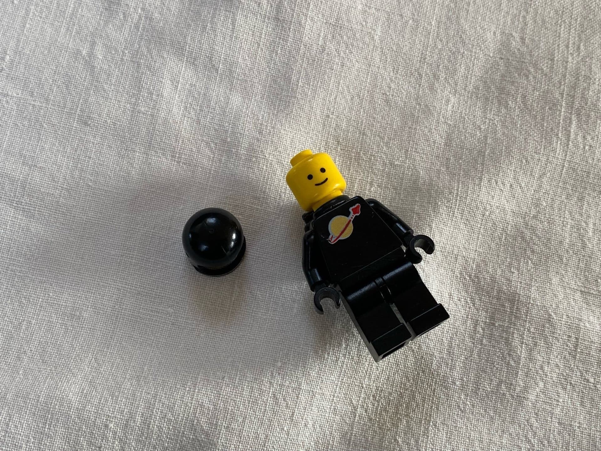 Lego Space Astronaut - black, svart - 1st minifigur med hjälm