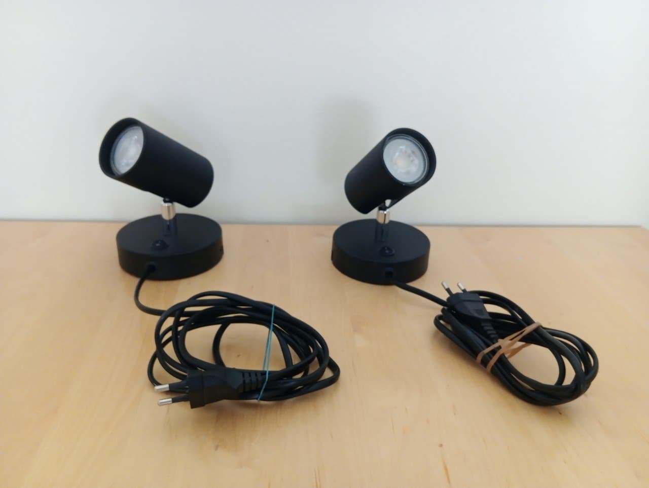 Svarta LED-spotlights med strömkablar