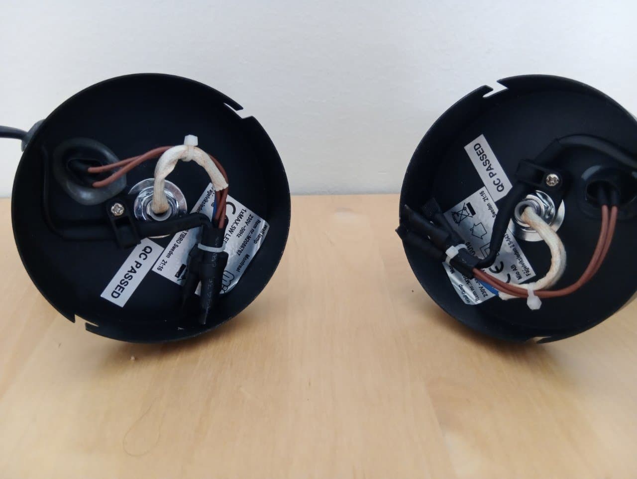 Svarta LED-spotlights med strömkablar