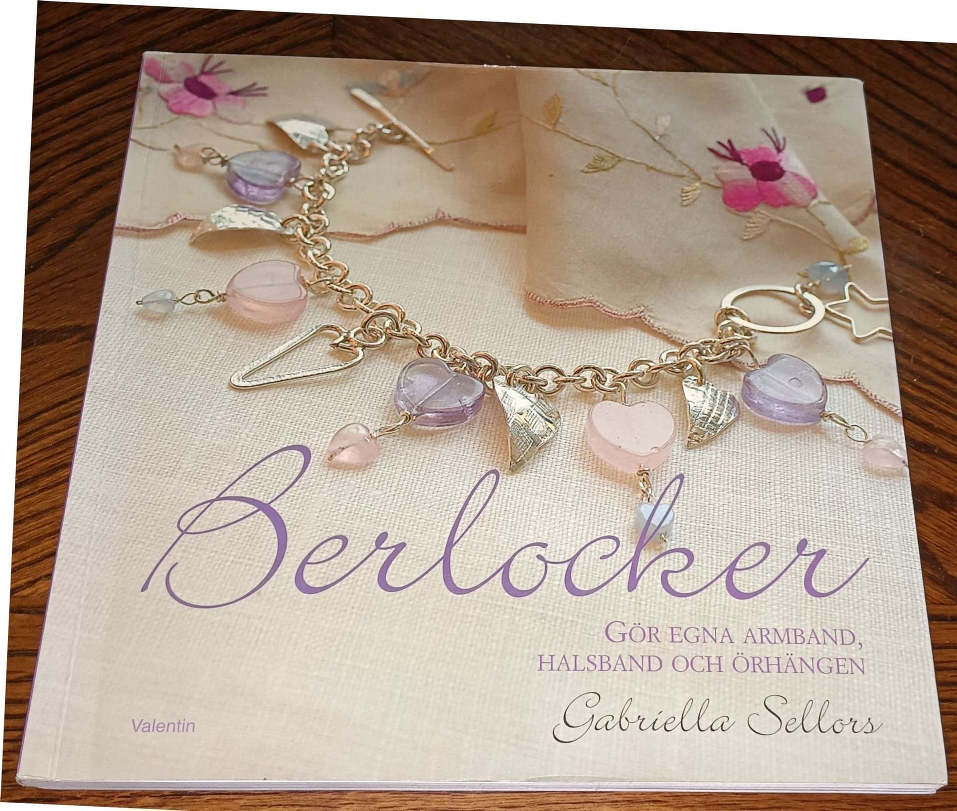 Berlocker: Gör egna armband, halsband och örhängen av Gabriella Sellers, 2006