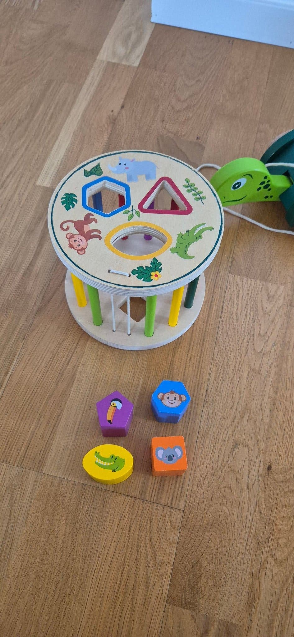 Sorteringslåda i trä med djurmotiv