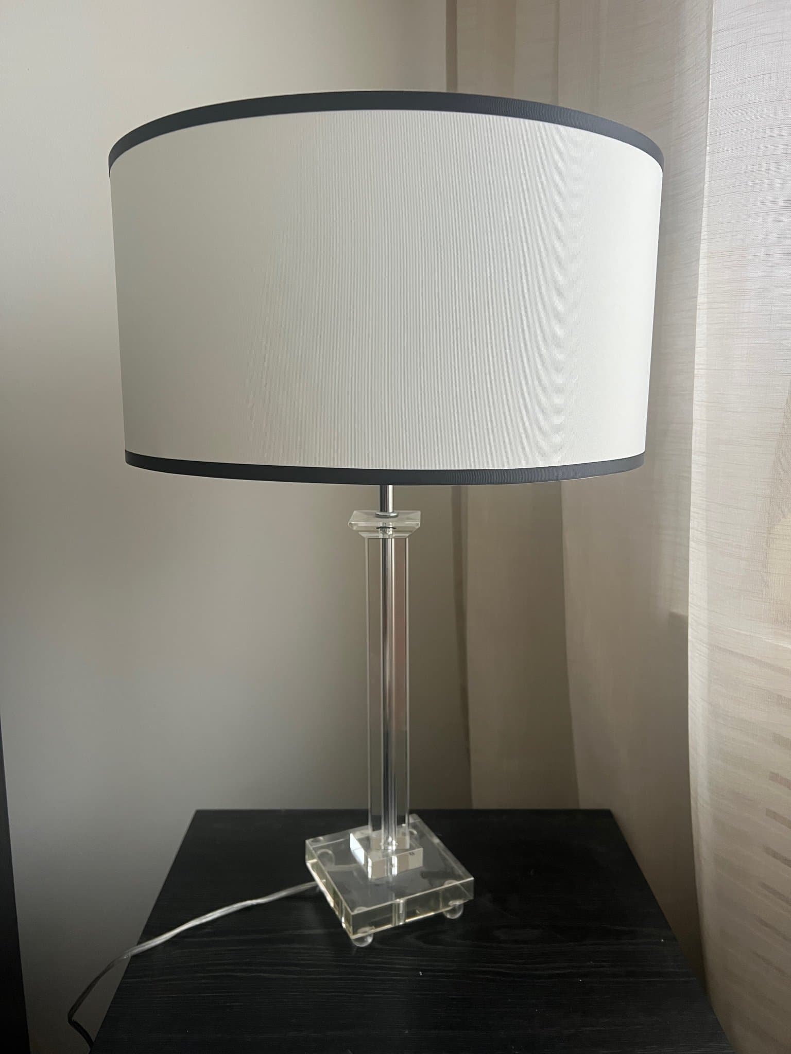 Bordslampa med vit skärm och transparent fot