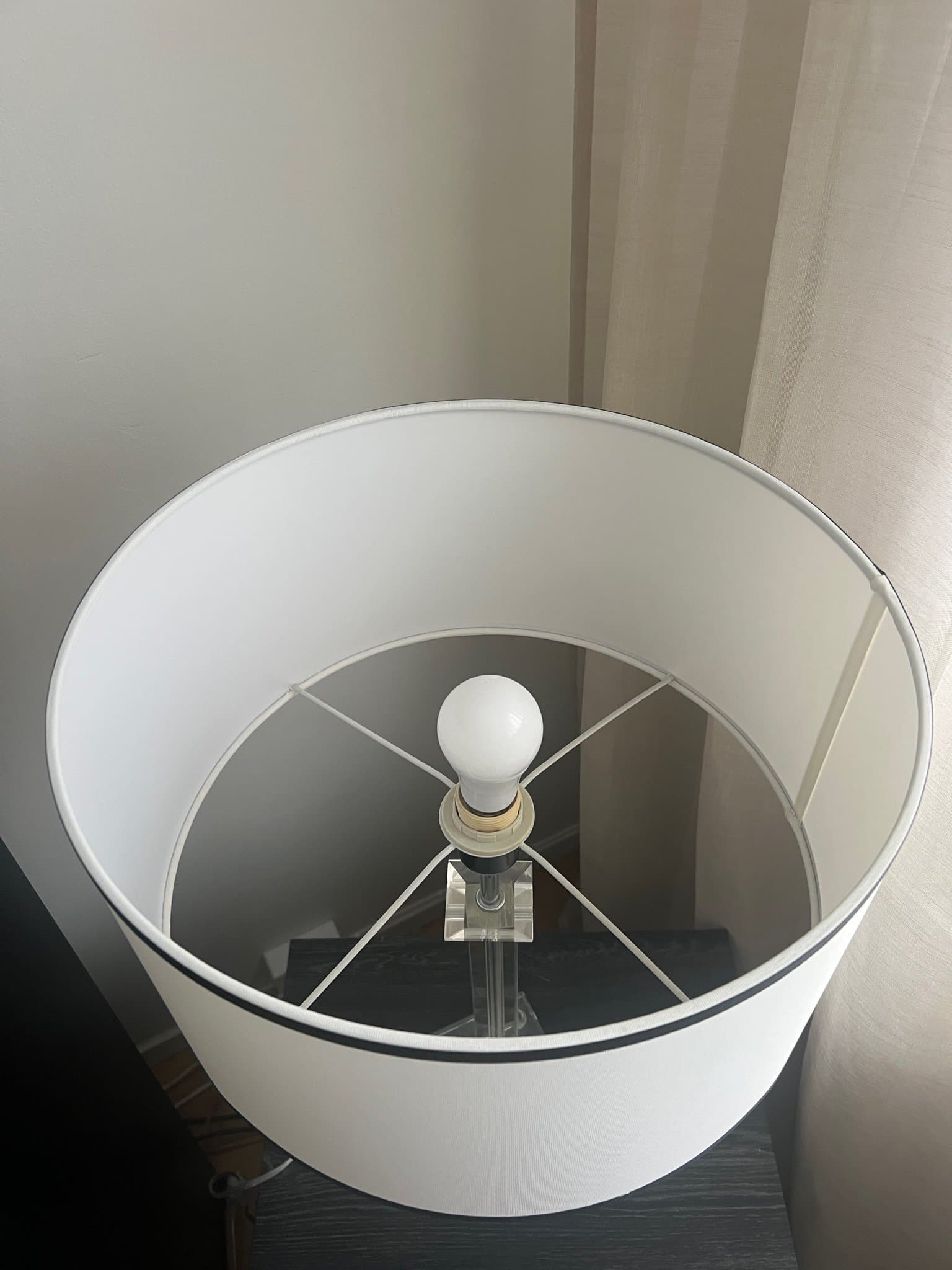 Bordslampa med vit skärm och transparent fot