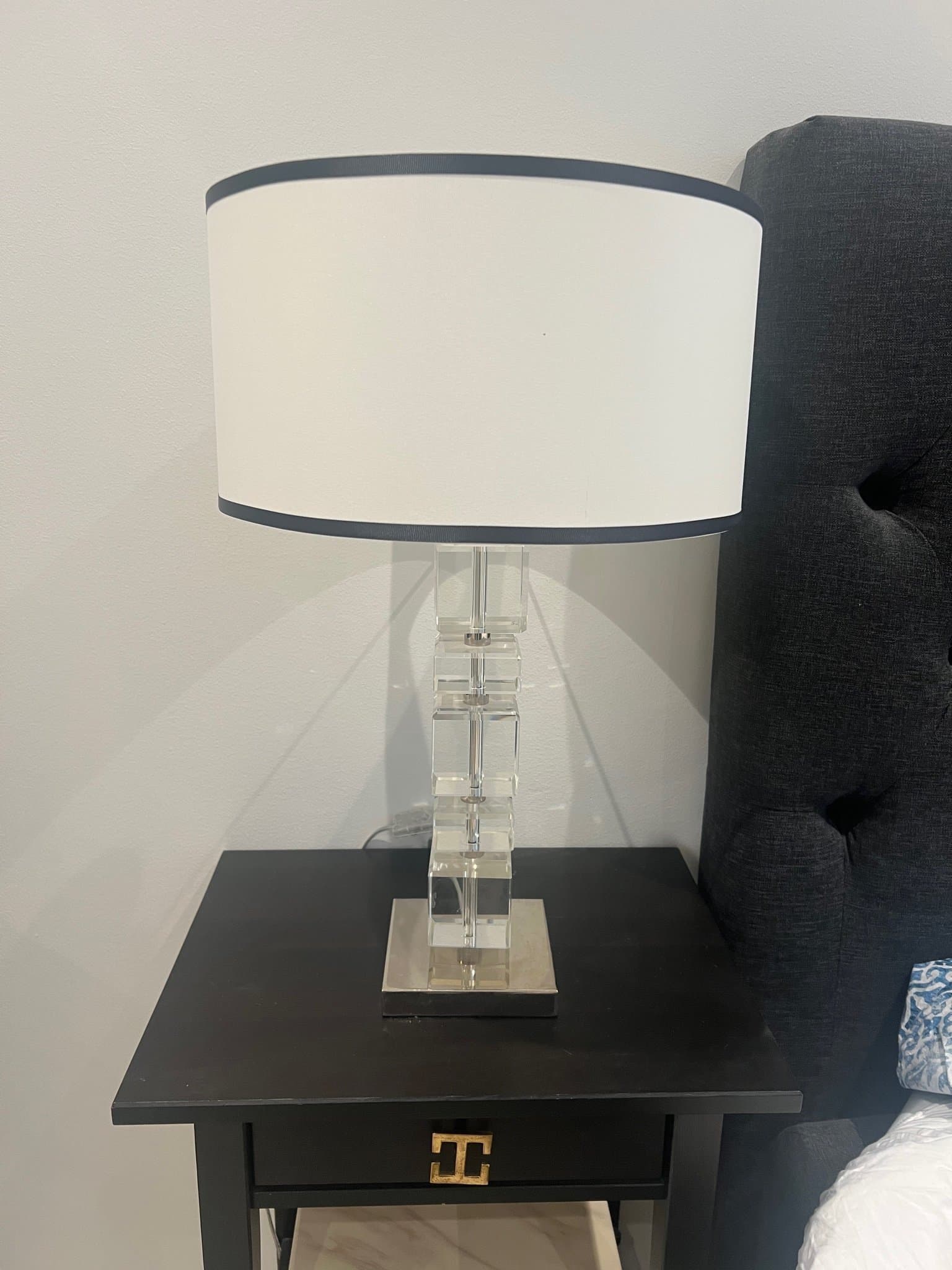 2st Bordslampor med kristallfot och vit lampskärm