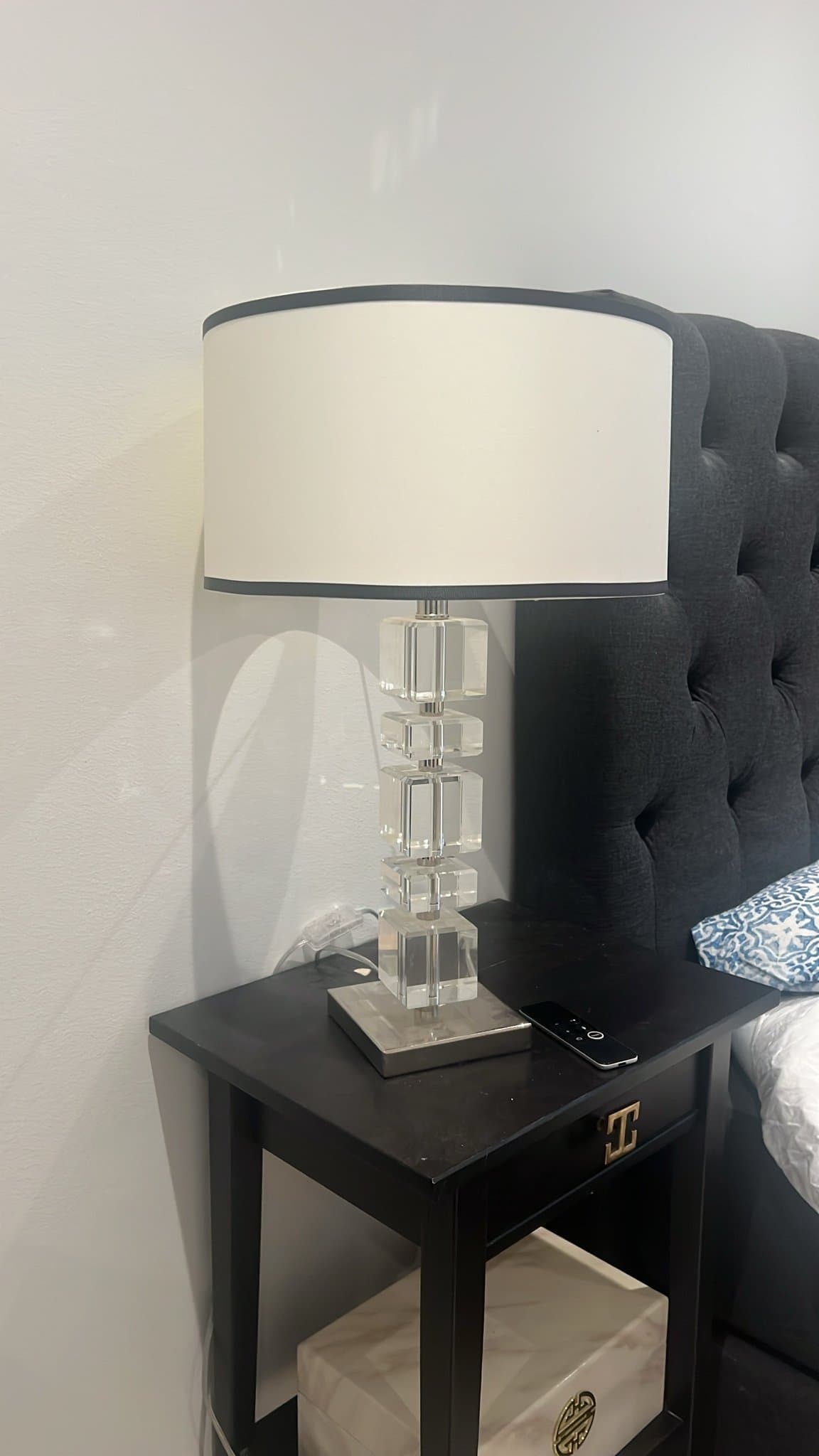 2st Bordslampor med kristallfot och vit lampskärm