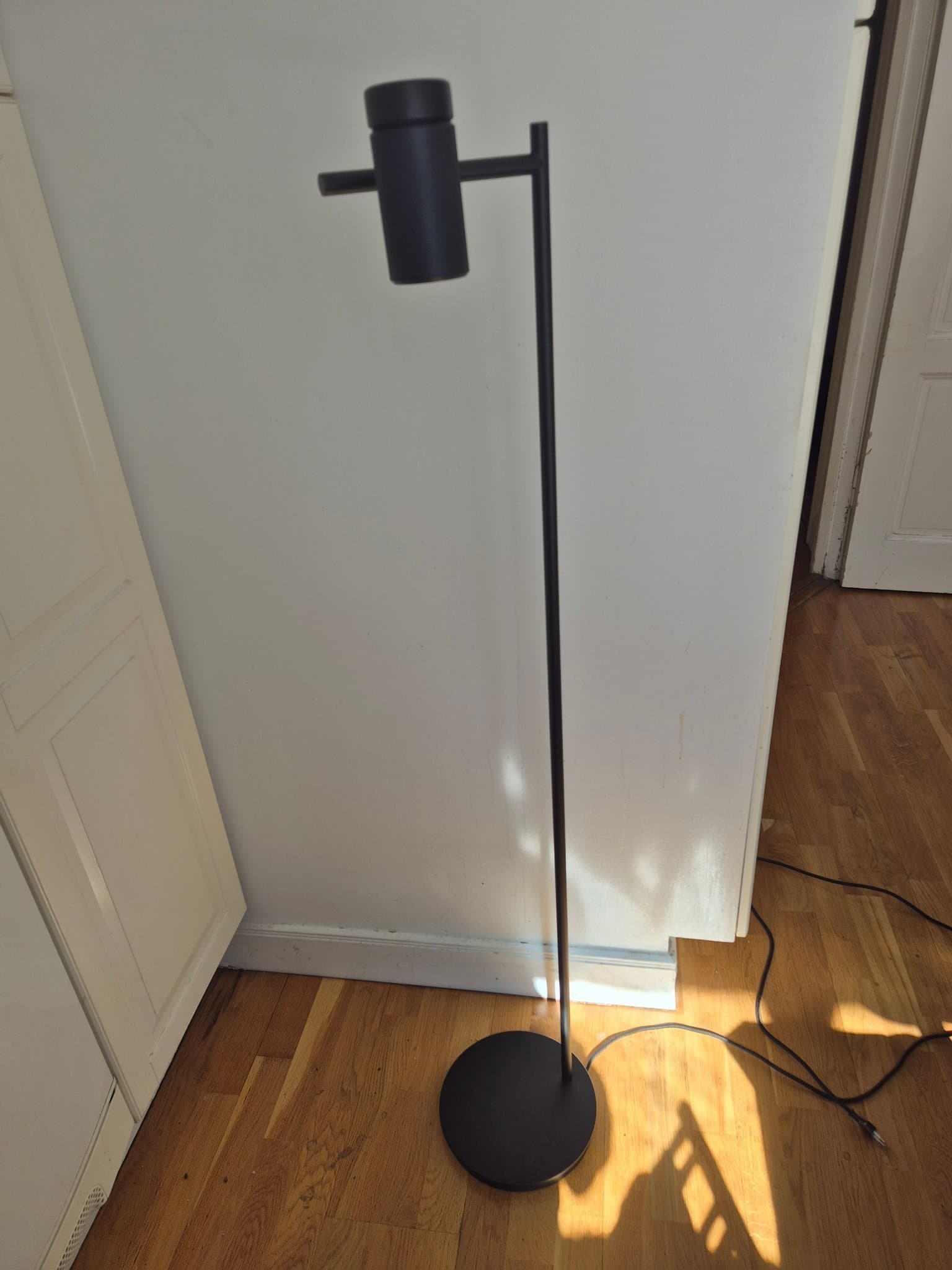 Golvlampa i svart metall