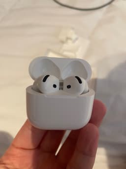 Apple AirPods 4 med laddningsfodral