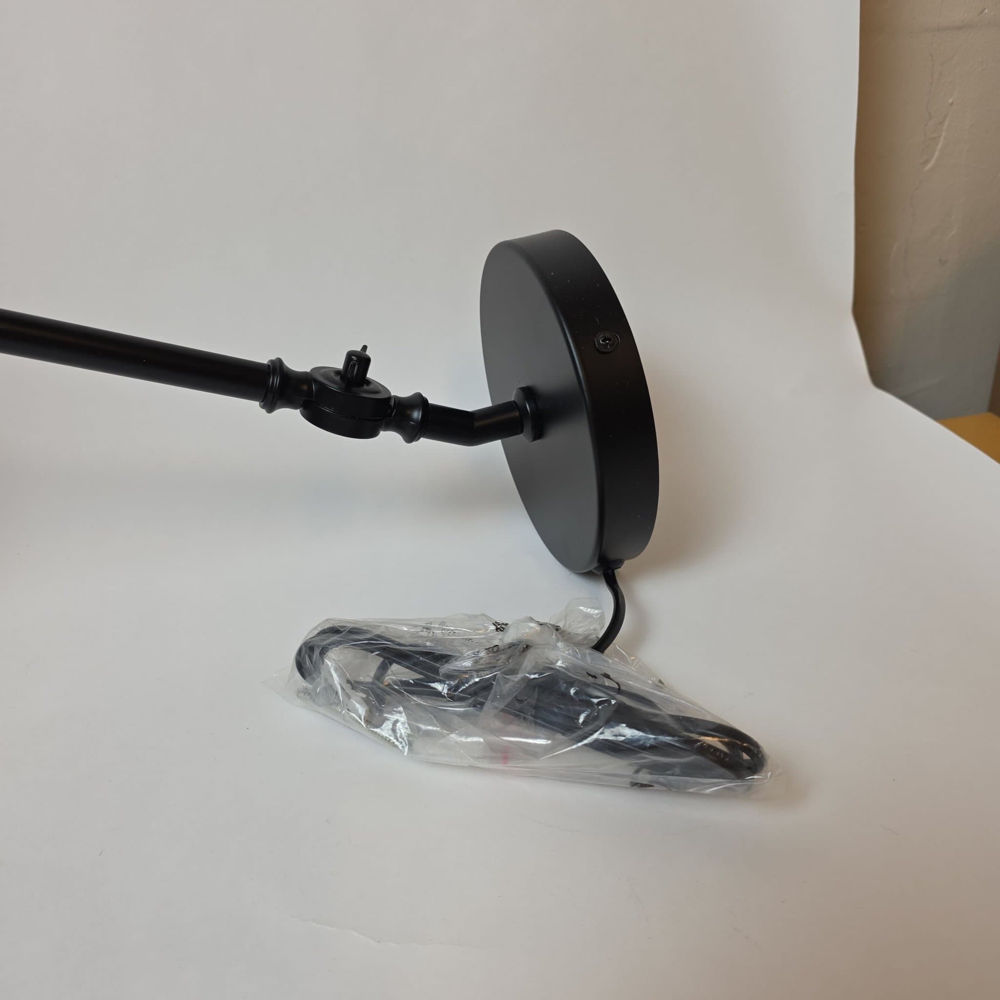 Vägglampor, ett par i svart metall, justerbar arm