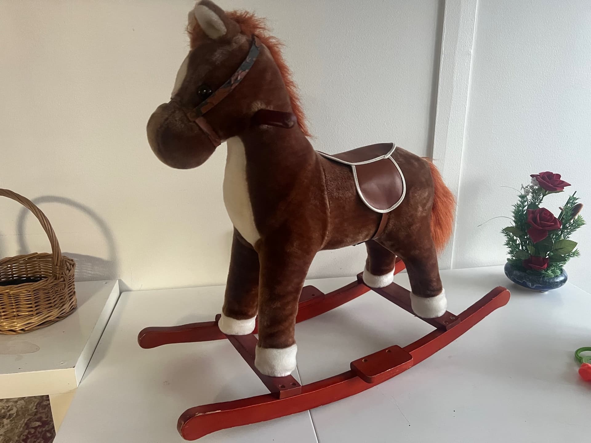 Gungande häst för barn