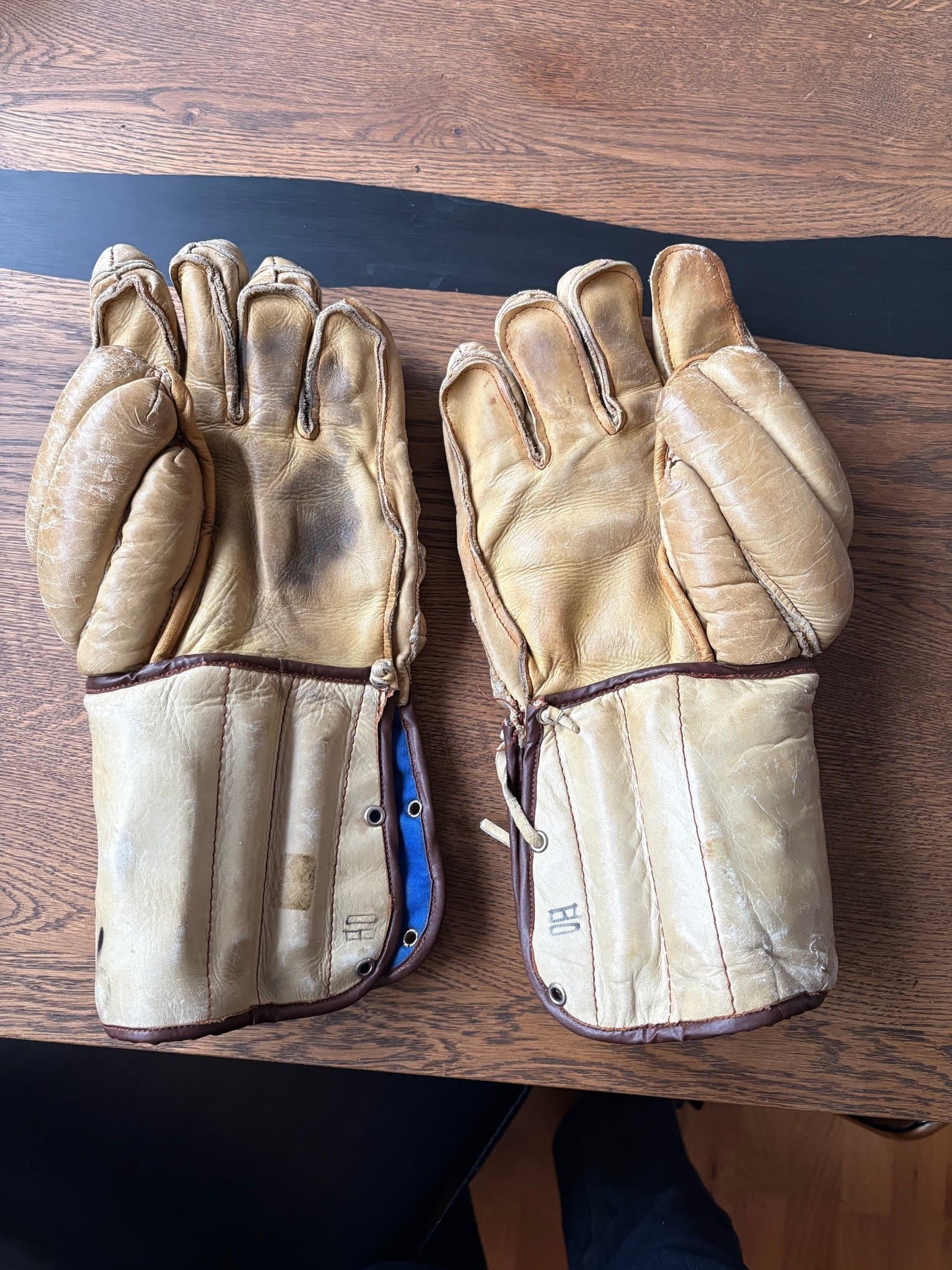 Vintage ishockeyhandskar i läder