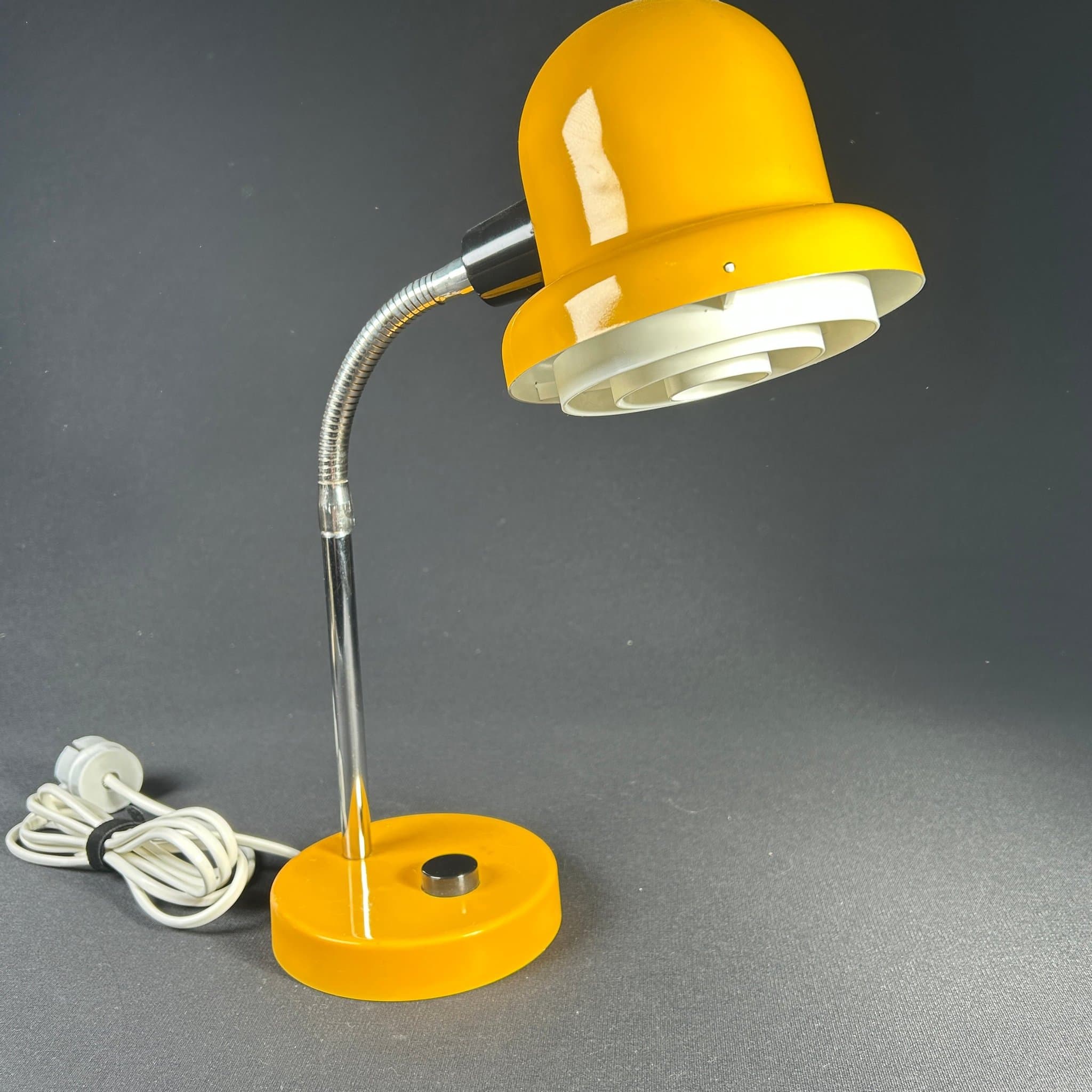 Elidus bordslampa i gul plåt