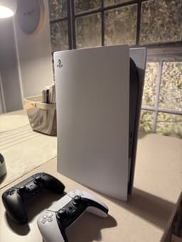 Sony PlayStation 5 med två handkontroller