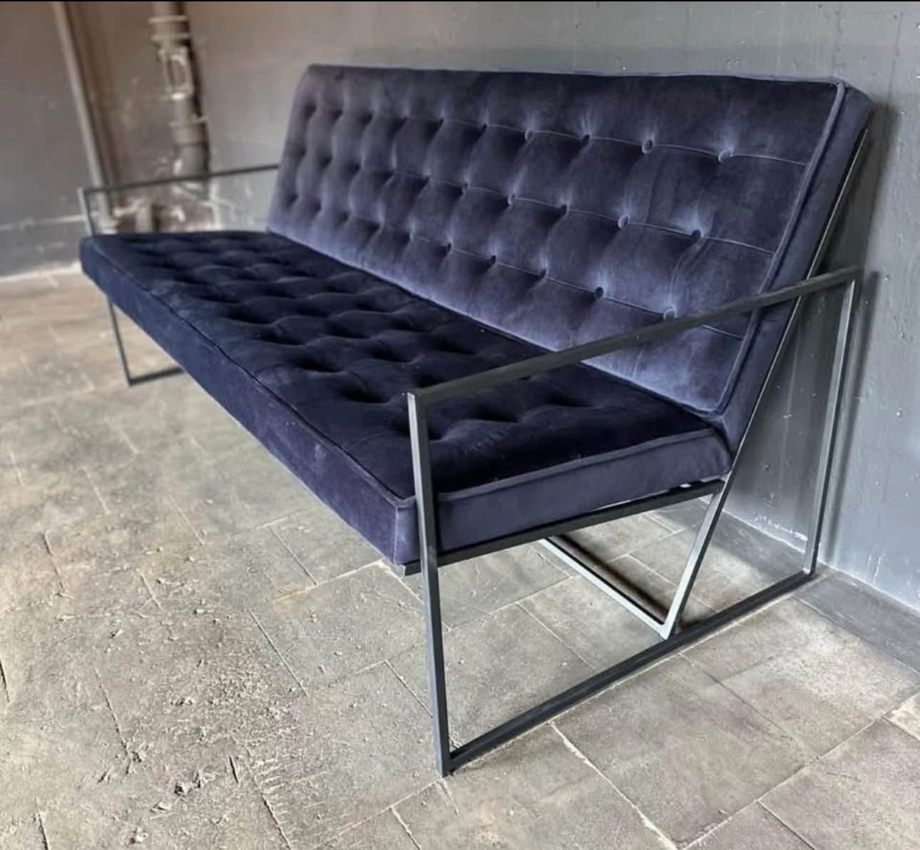 Soffa i sammet med metallram