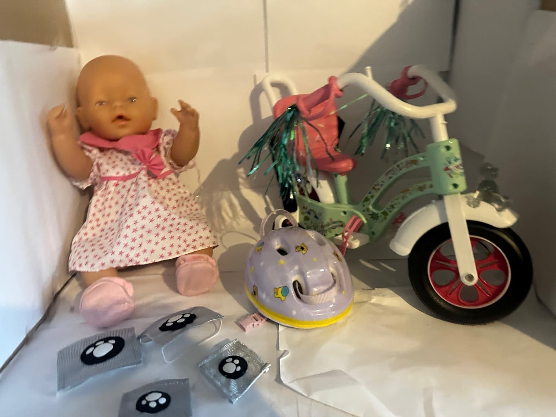 Äkta Baby Born Docka med Äkta baby Born Cykel och Tillbehör