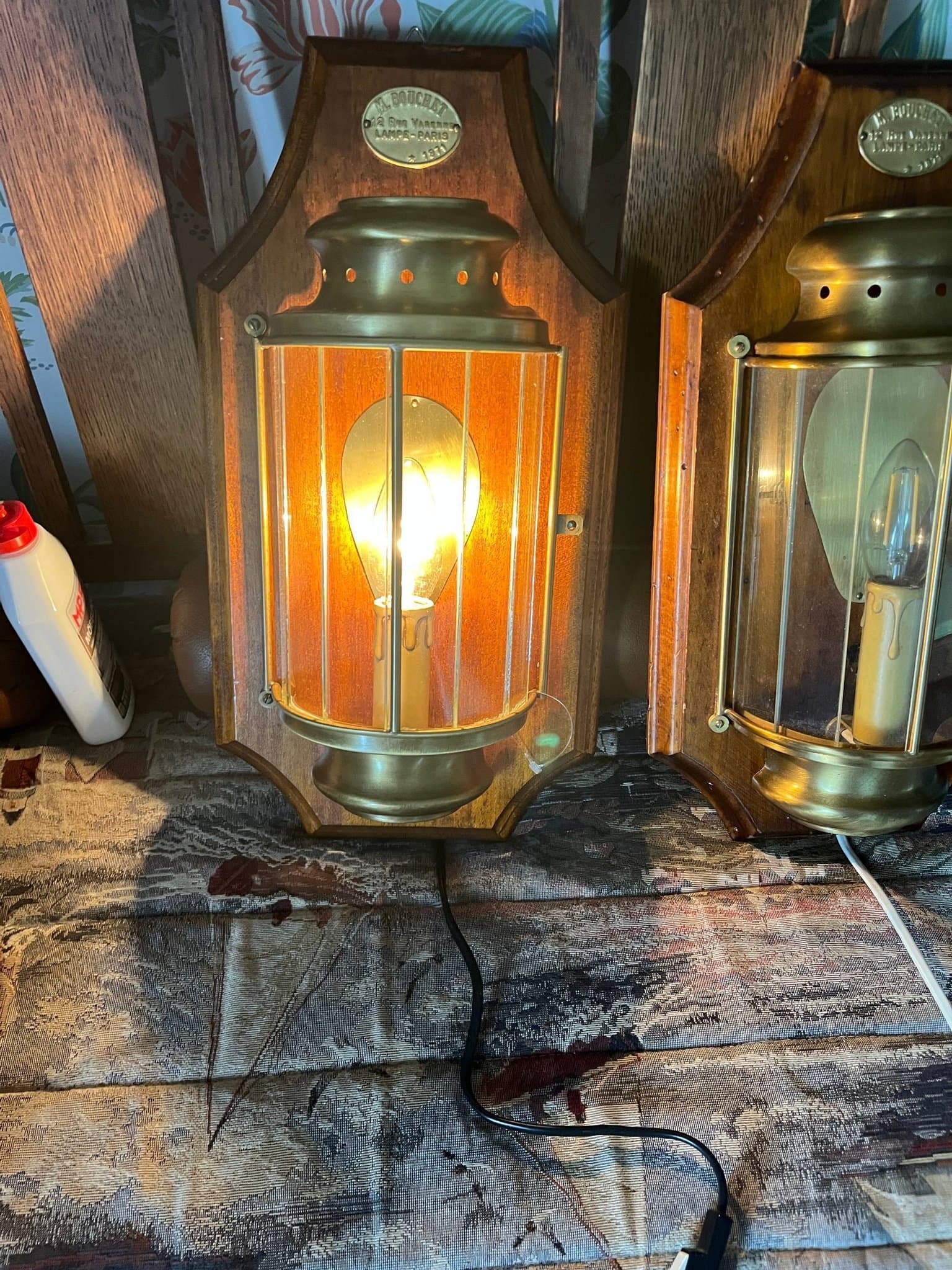 Vägglampett/ lampa i mässing och trä, M. Bouchet, Paris