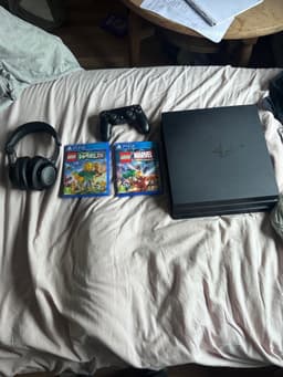 Playstation 4 Pro med handkontroll, hörlurar och två spel
