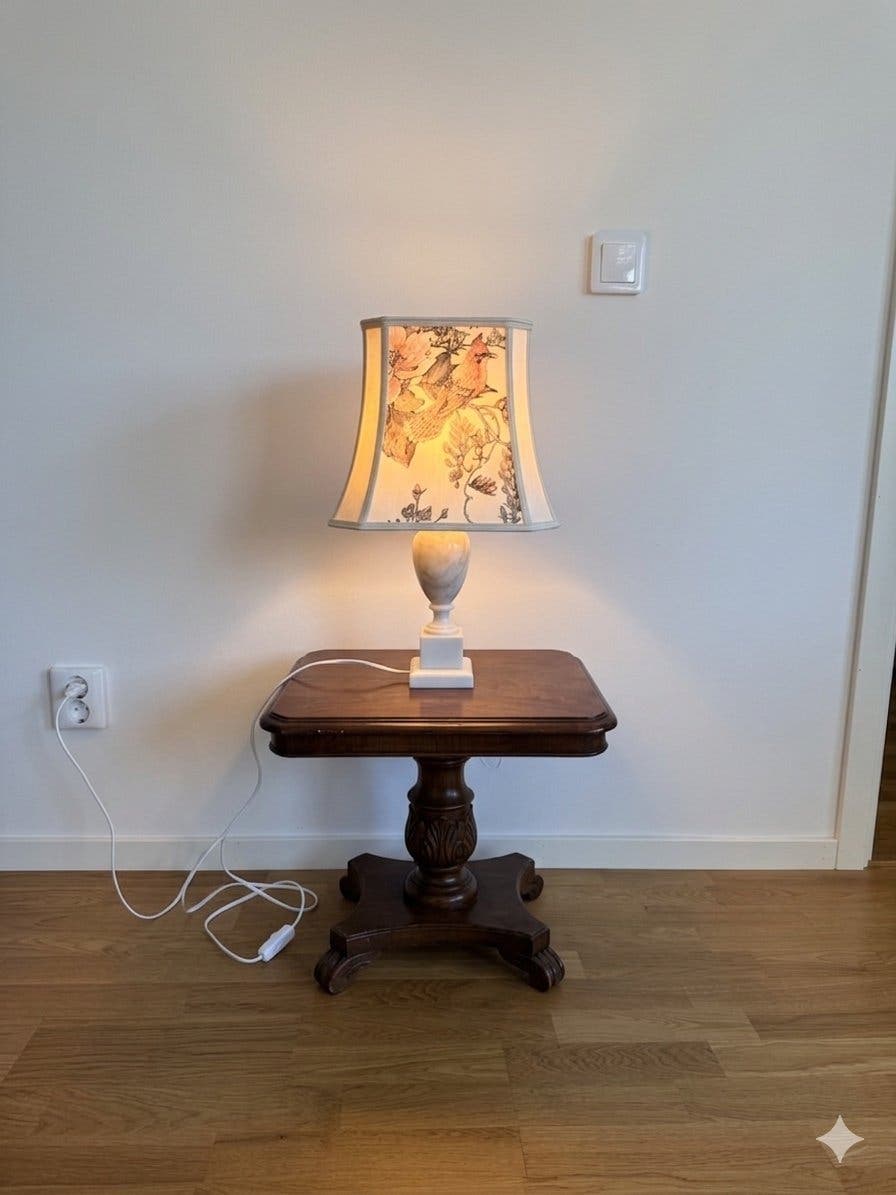 Bordslampa med marmorfot och fågelmönstrad skärm