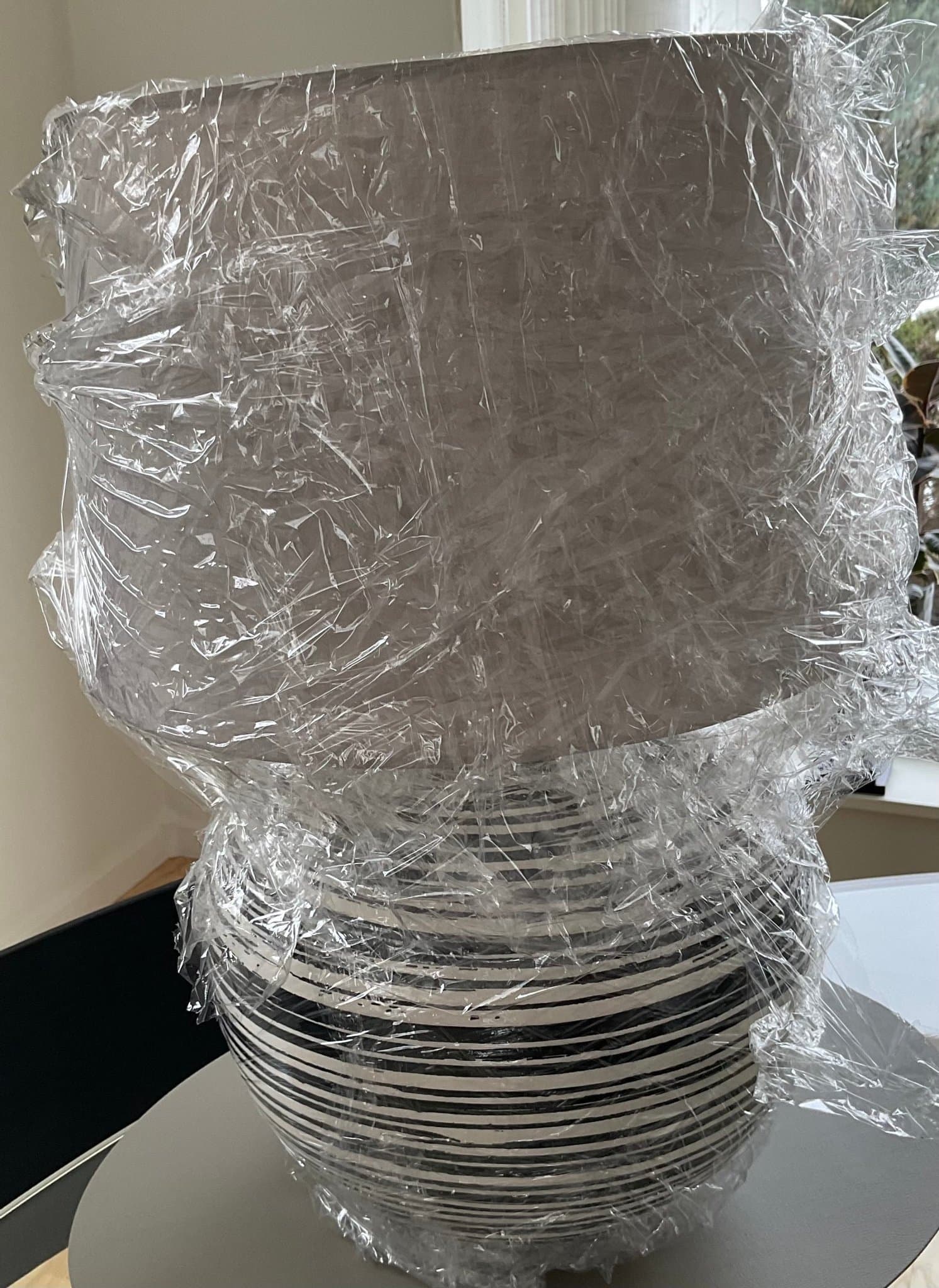 Bordslampa med svartvit randig fot och lampskärm