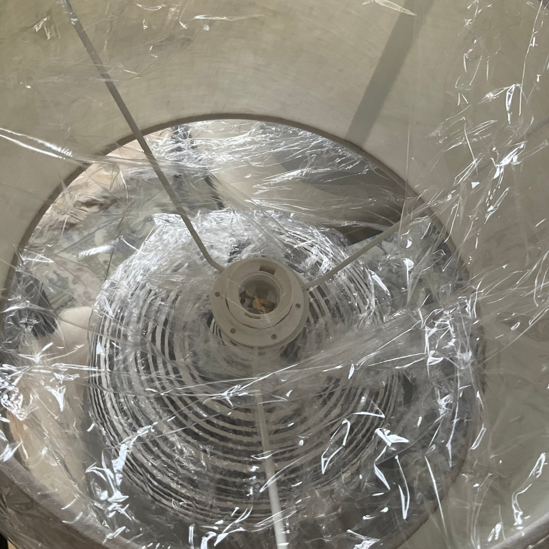 Bordslampa med svartvit randig fot och lampskärm