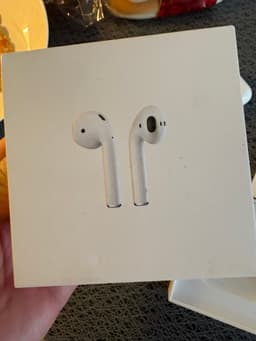 Apple AirPods med laddningsfodral defekt