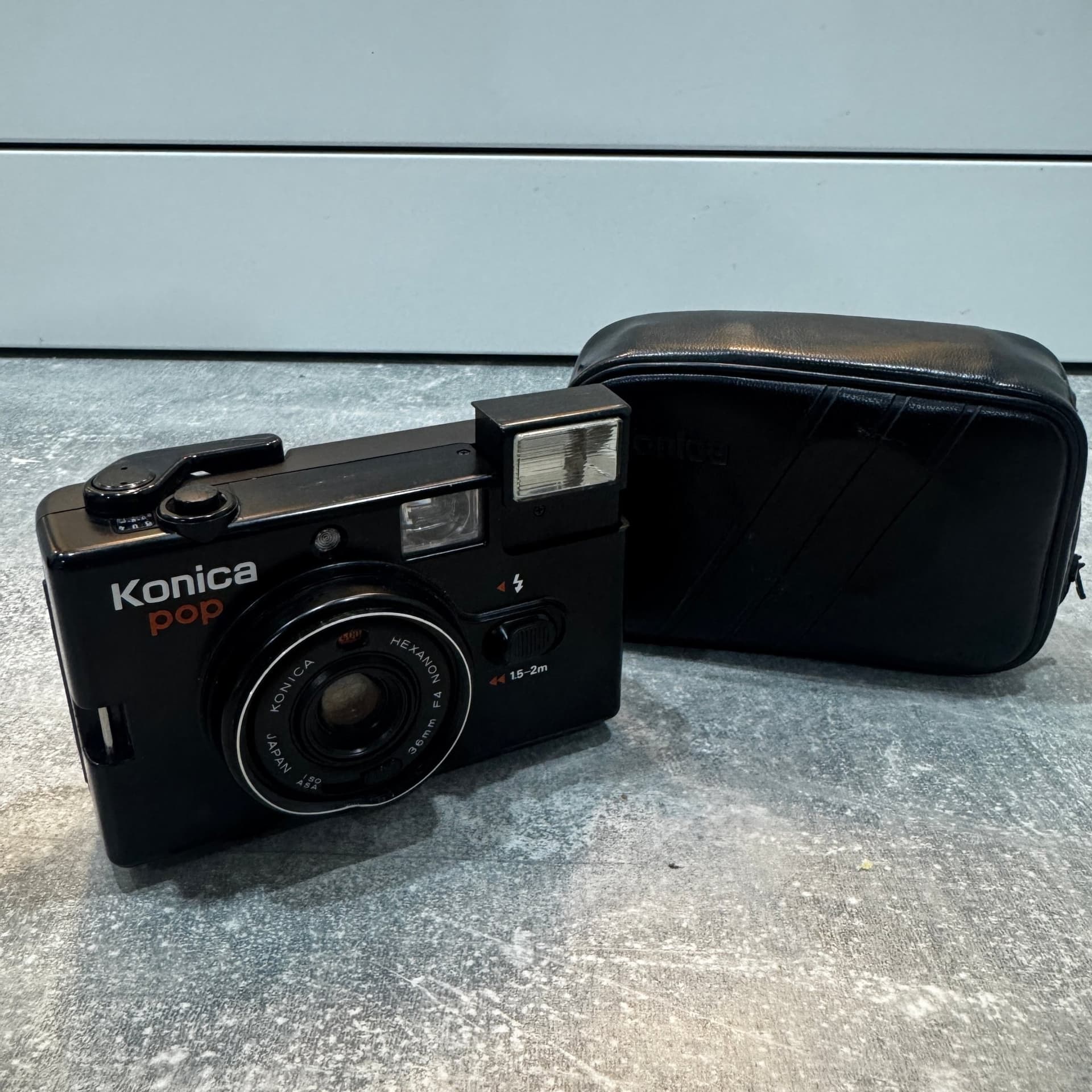 Konica Pop 35mm kamera – Retro kompaktkamera med originalväska