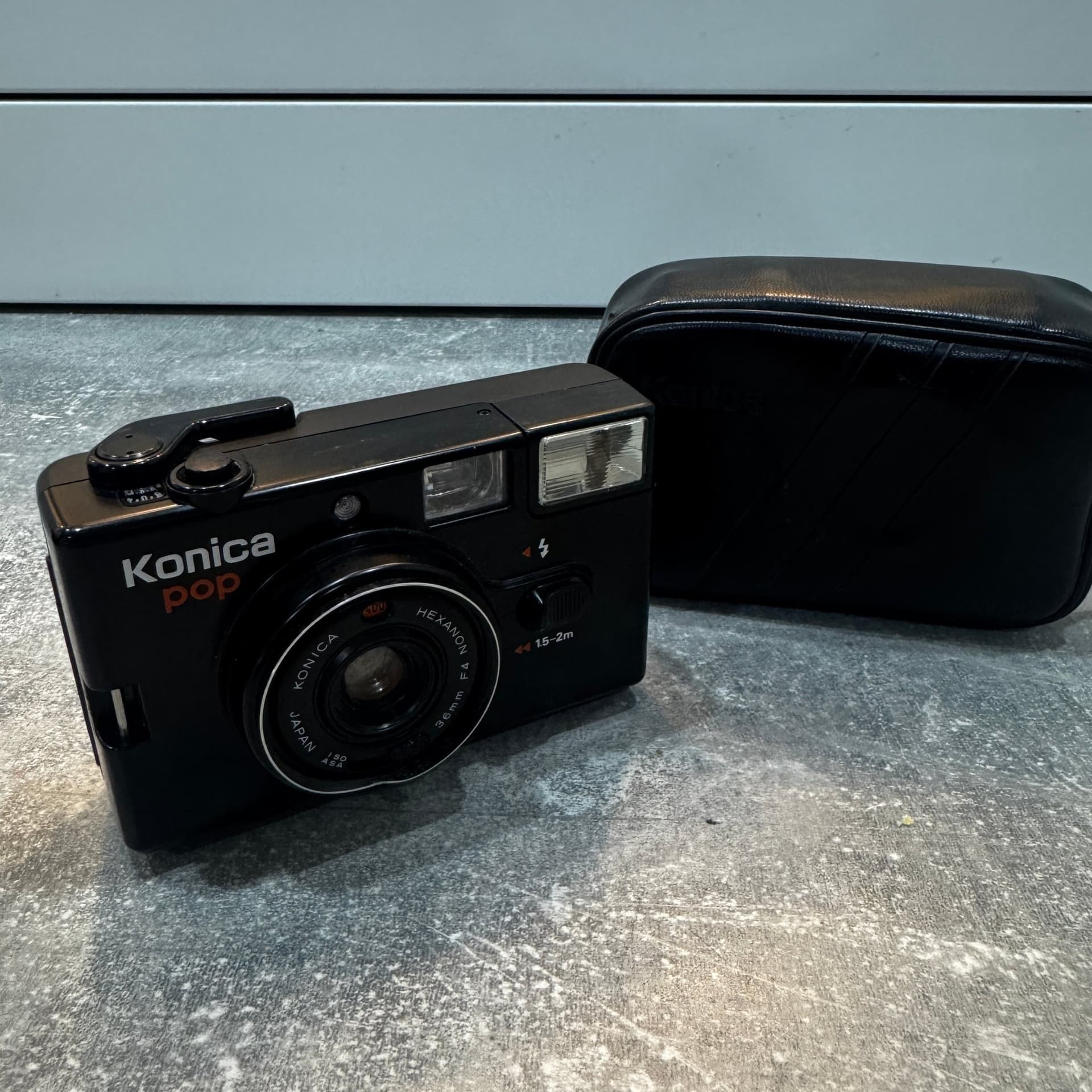 Konica Pop 35mm kamera – Retro kompaktkamera med originalväska