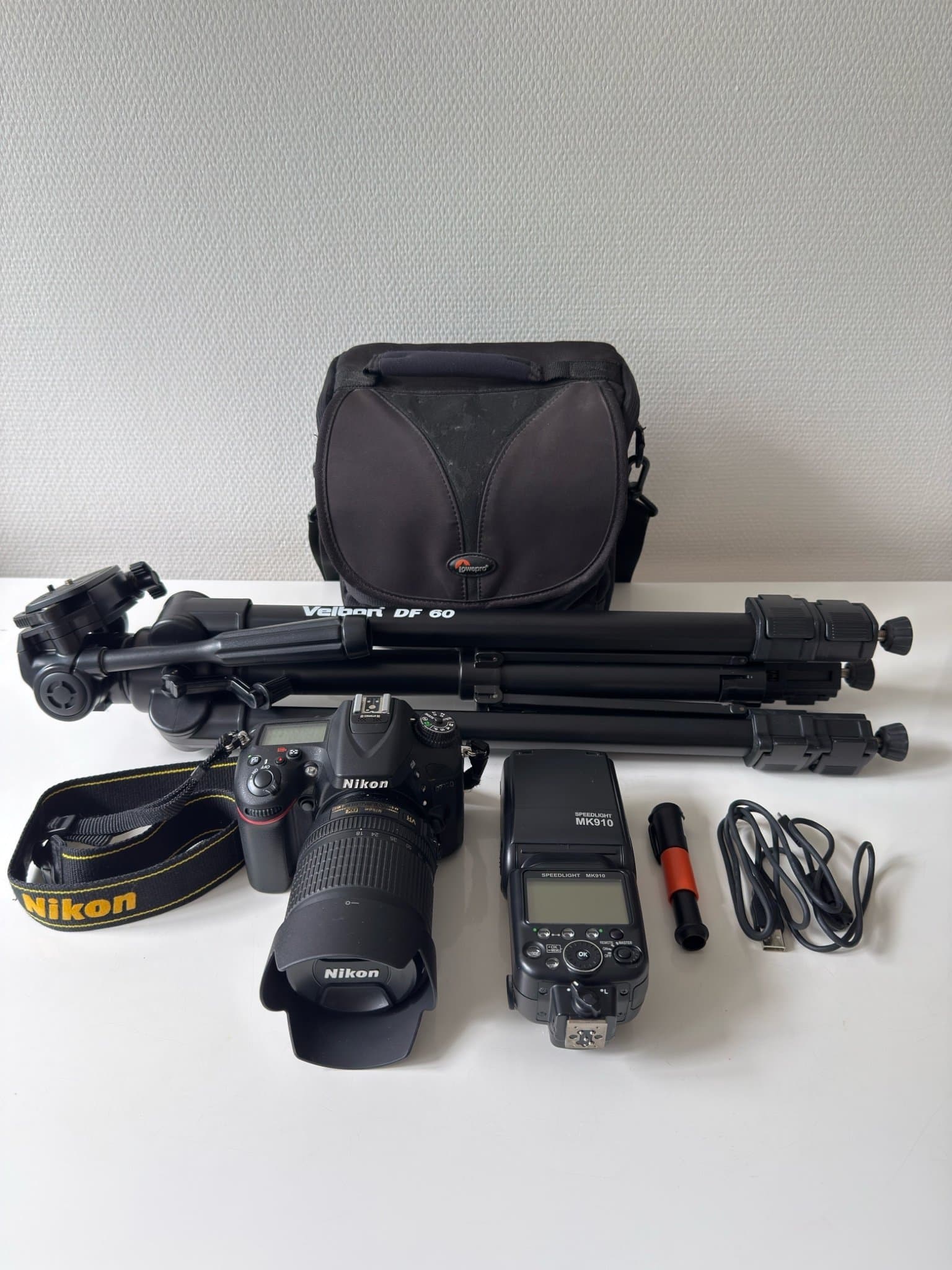 Nikon D7100 systemkamera med objektiv, blixt och stativ