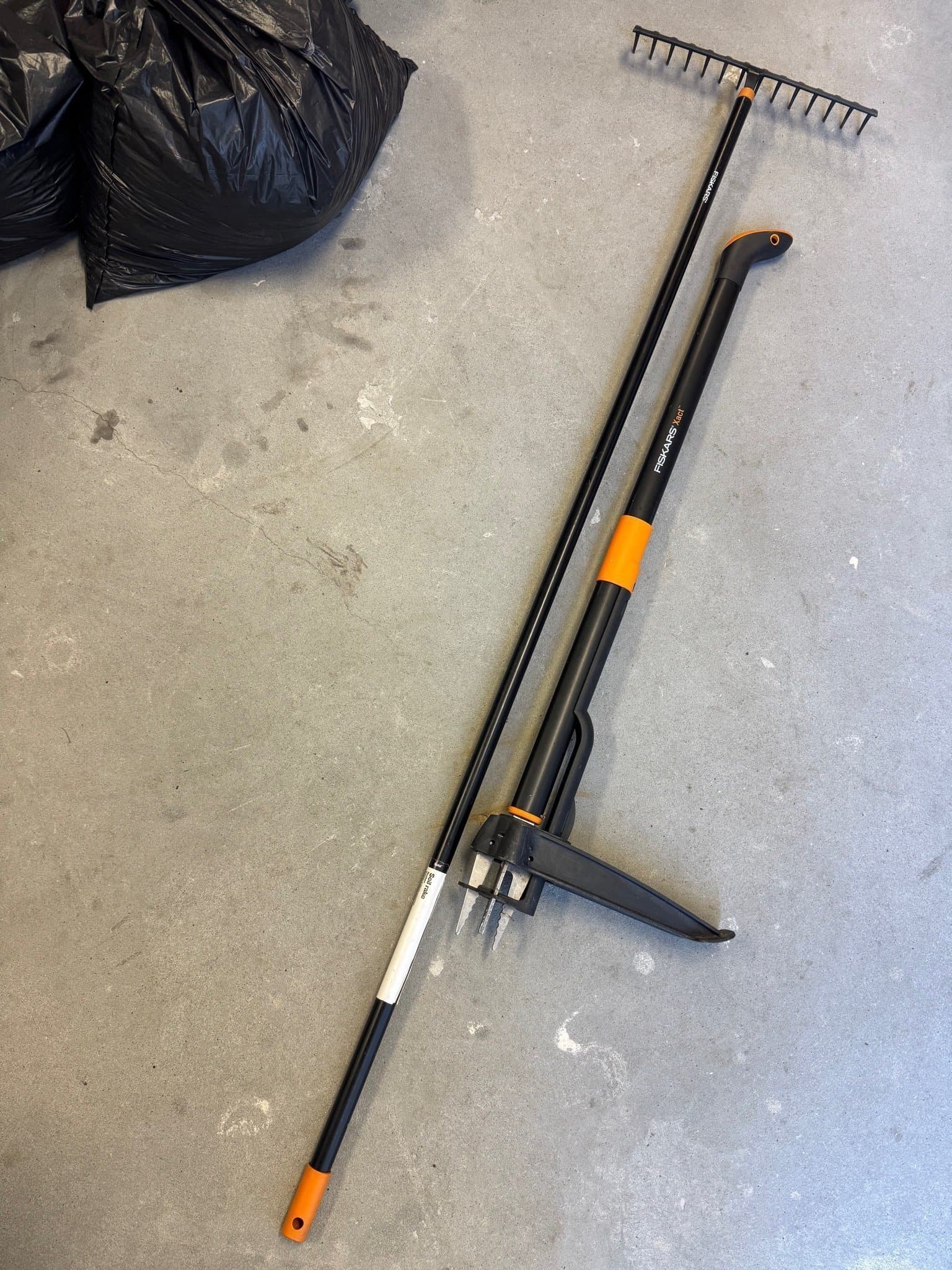 Fiskars ogräsupptagare och kratta, rejäla trädgårdsredskap