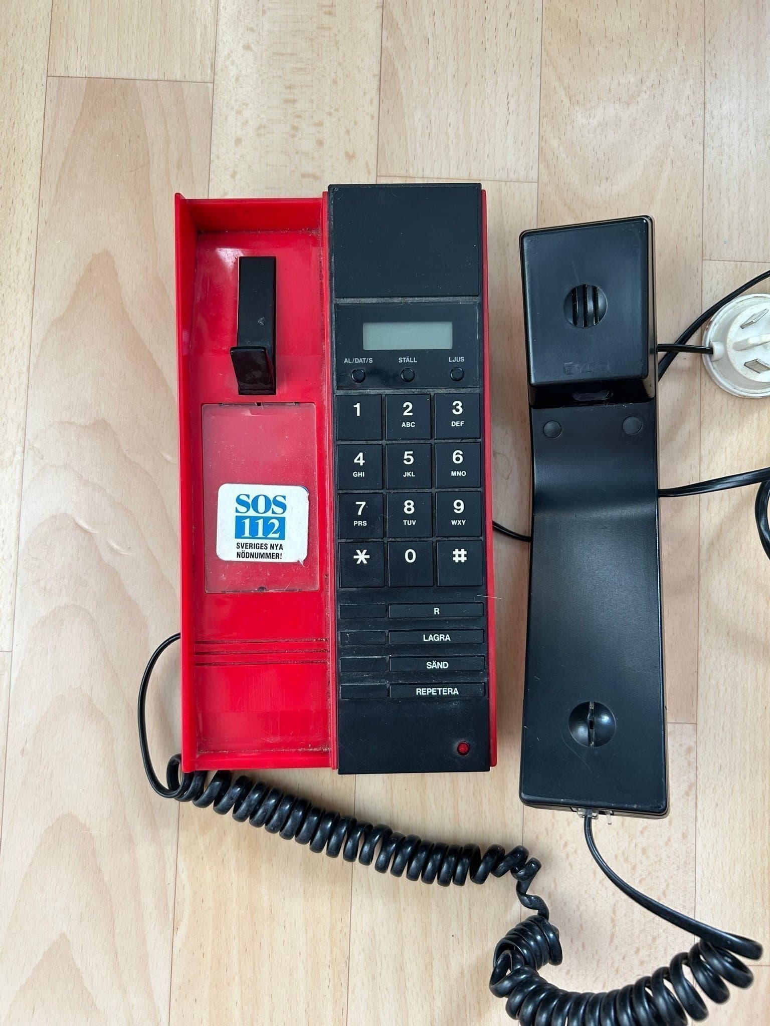 Telefon Replik Röd knapptelefon R2
