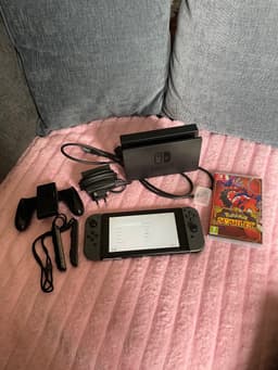Nintendo Switch med Pokémon Scarlet och tillbehör