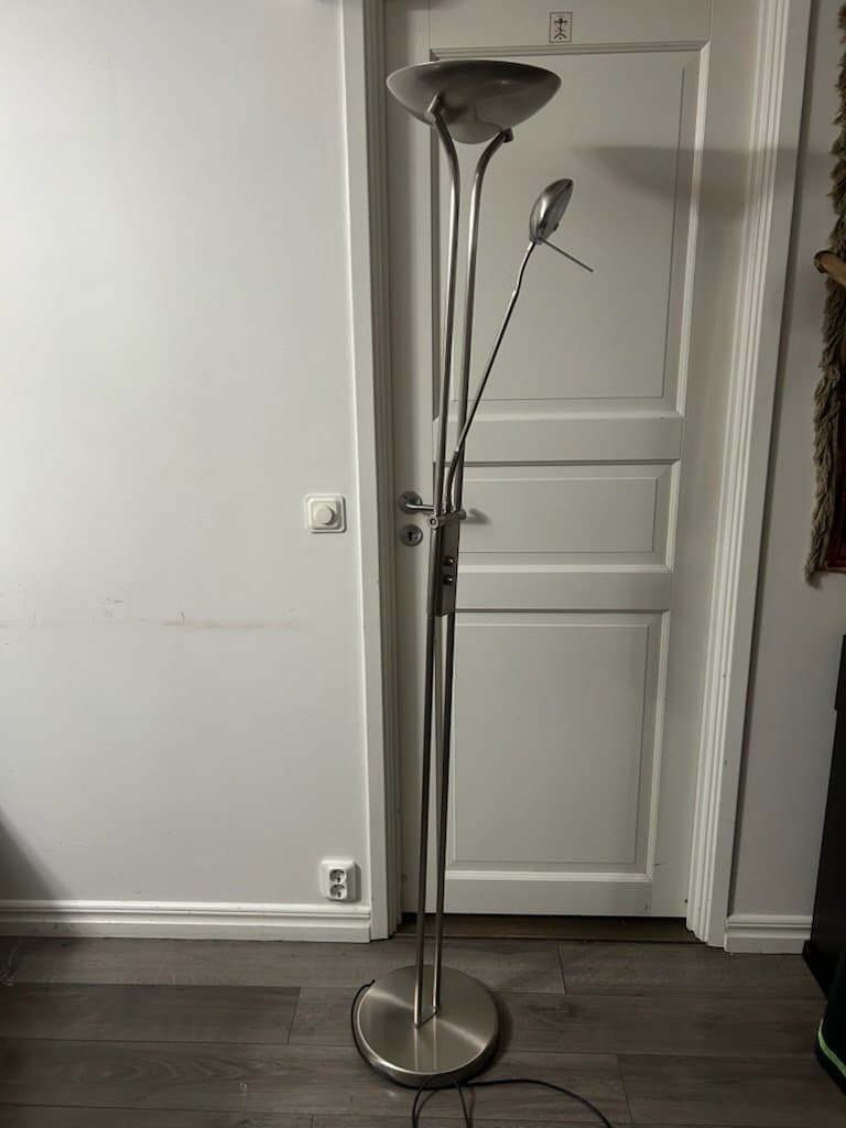 Golvlampa med läslampa i metall