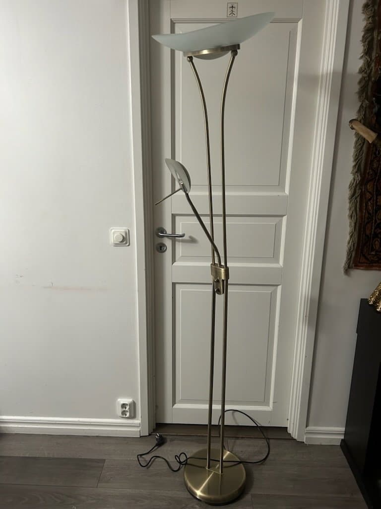 Golvlampa i mässing med läslampa