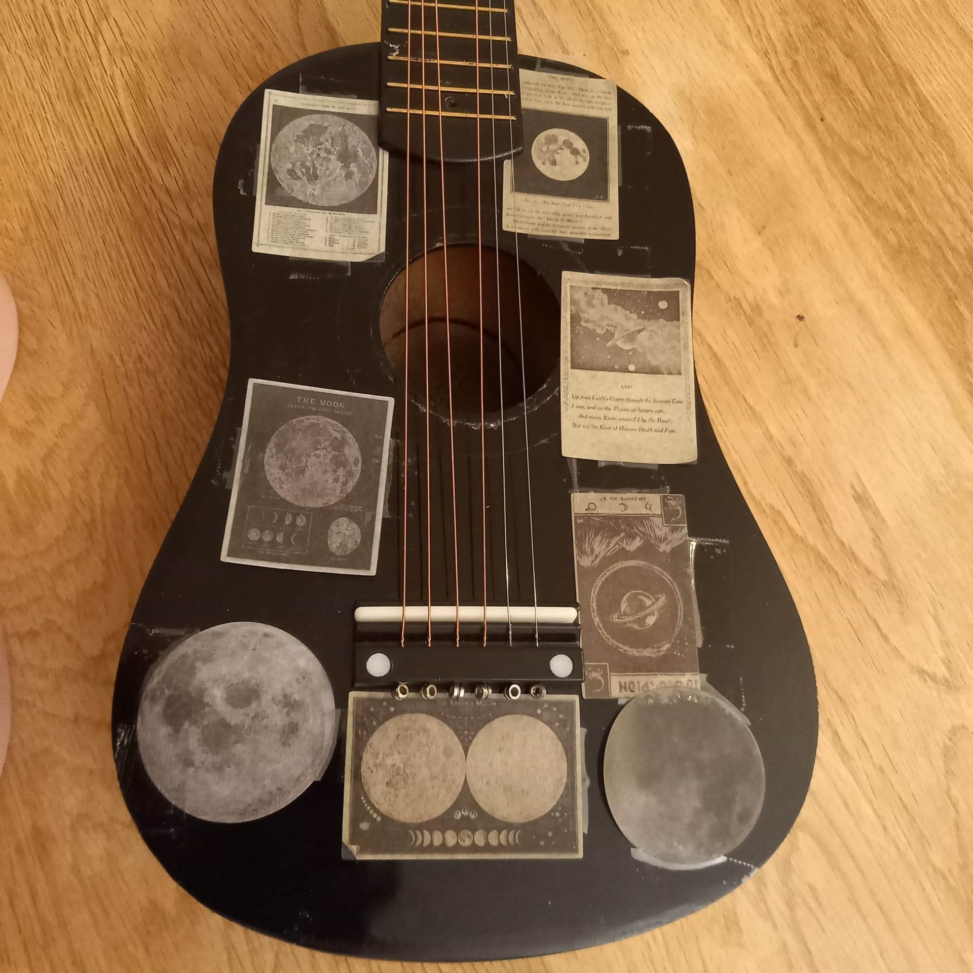 Leksaksgitarr - svart guitarr med 58 cm
