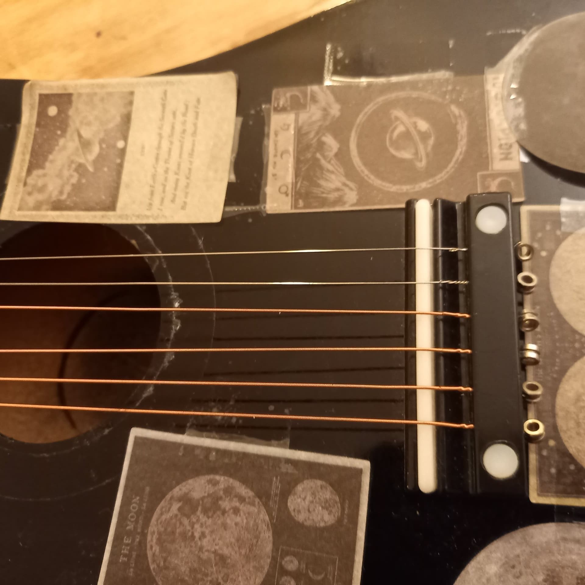 Leksaksgitarr - svart guitarr med 58 cm