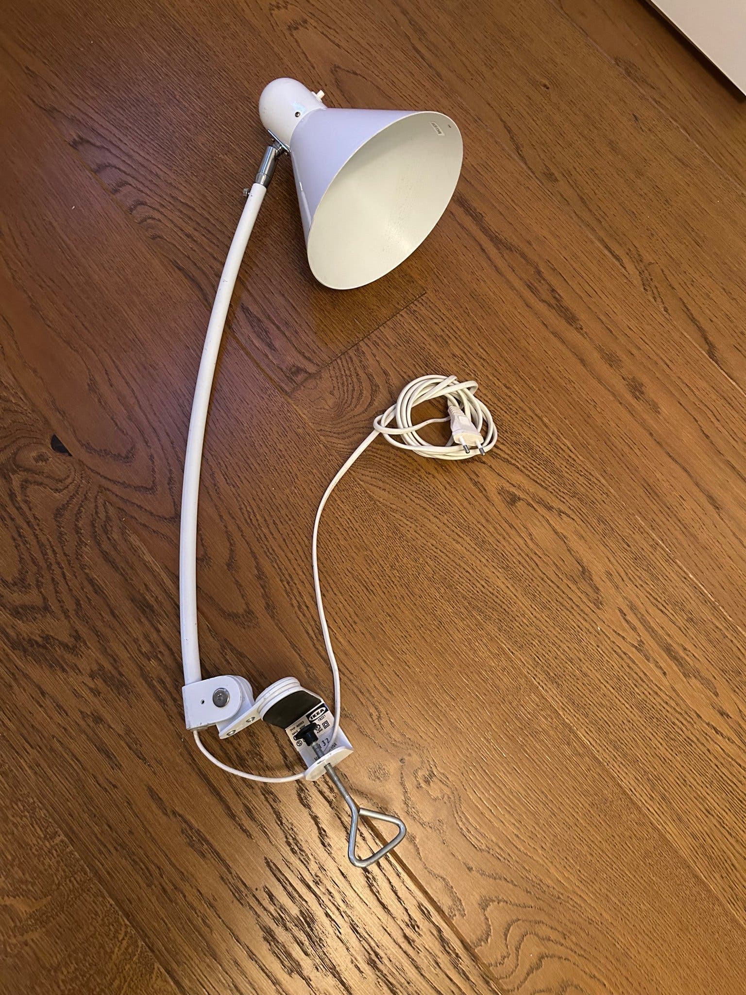 Bordslampa med klämfäste