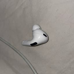 Apple AirPod Pro (vänster)