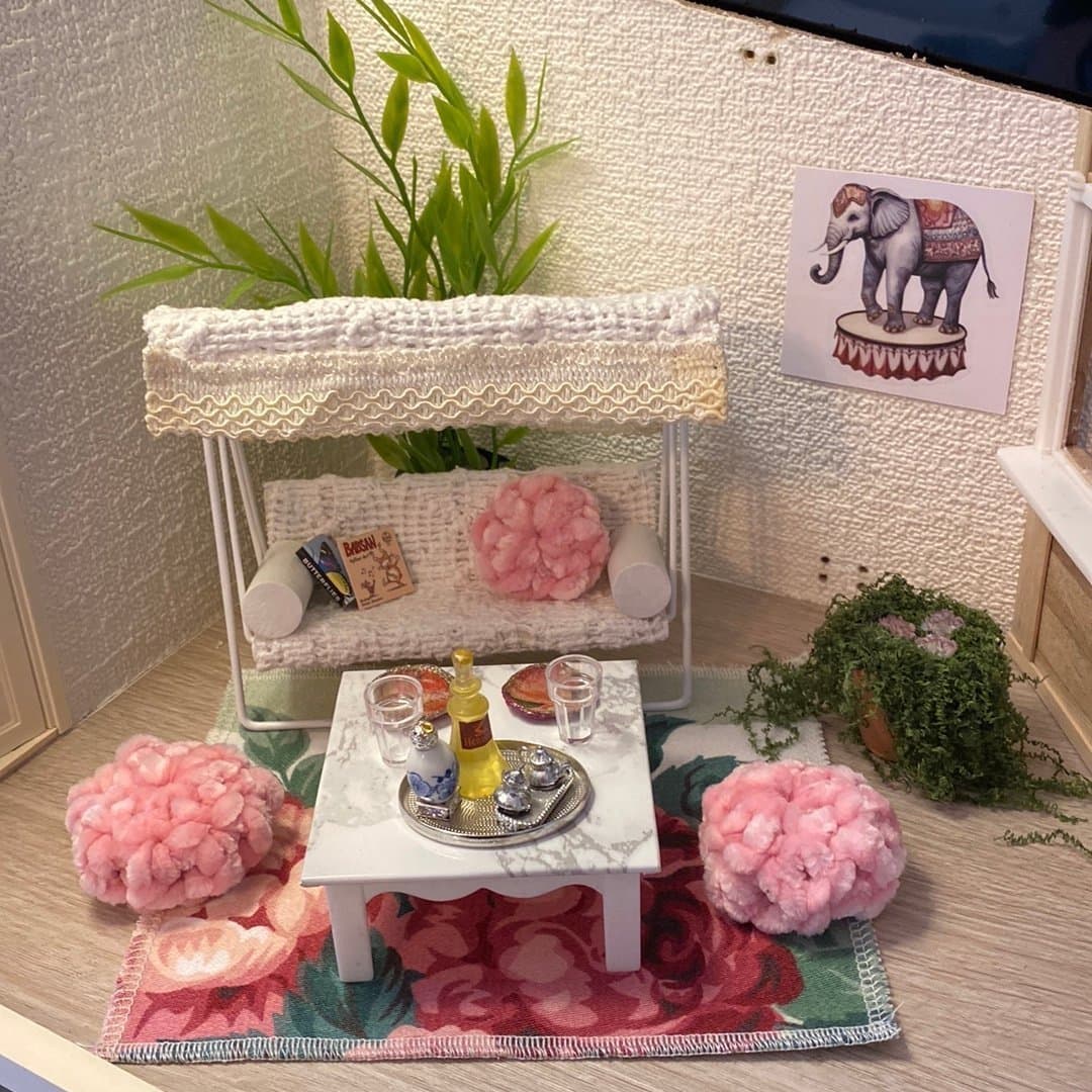 Retro omklädd hammock i vitt tyg med bord och blommor till Lundby dockskåp