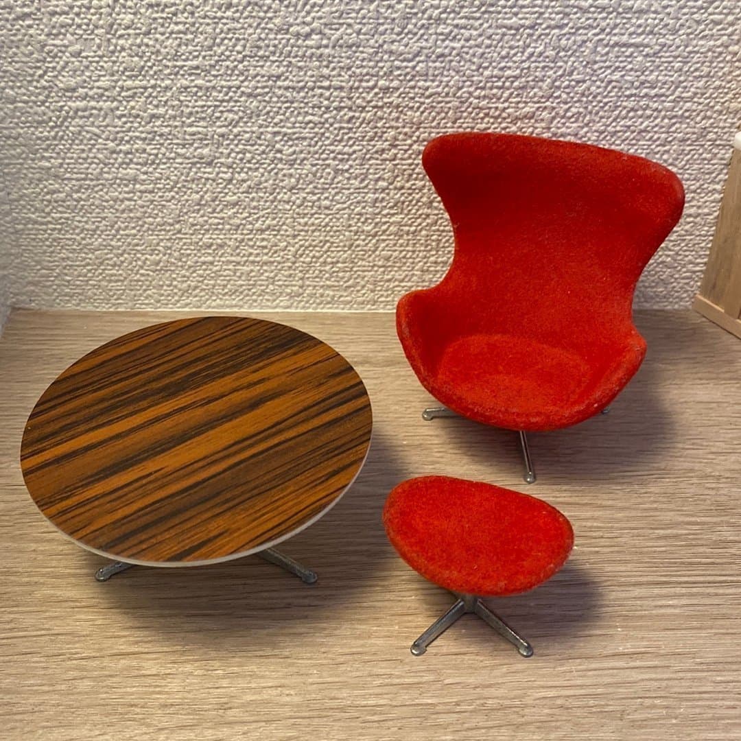 Arne Jacobsens snurrfåtölj ”Ägget” med fotpall och bord till Lerro dockskåp