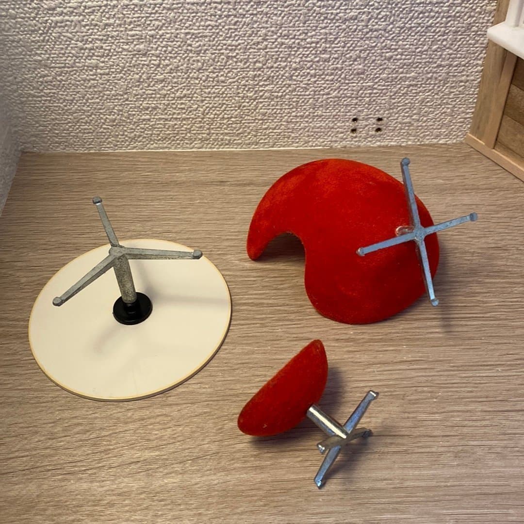 Arne Jacobsens snurrfåtölj ”Ägget” med fotpall och bord till Lerro dockskåp
