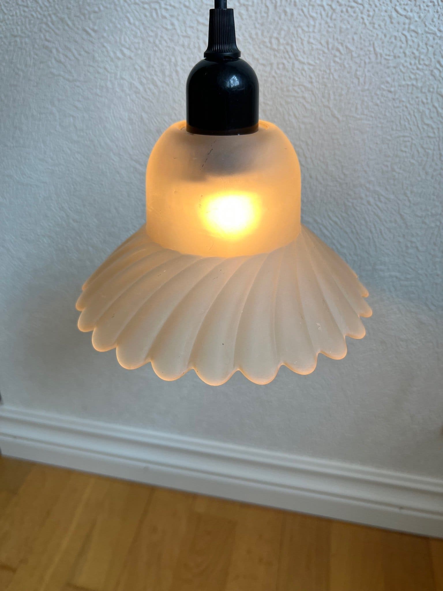 Liten taklampa med veckad glaskupa