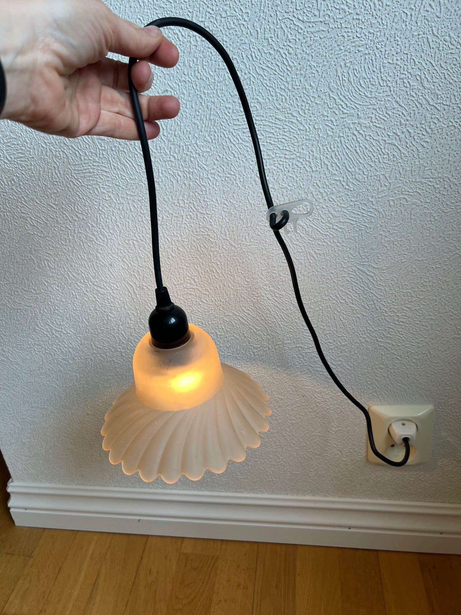 Liten taklampa med veckad glaskupa