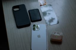 iPhone 14 Pro Max 128 GB med AirPods Pro 2 och MagSafe-tillbehör