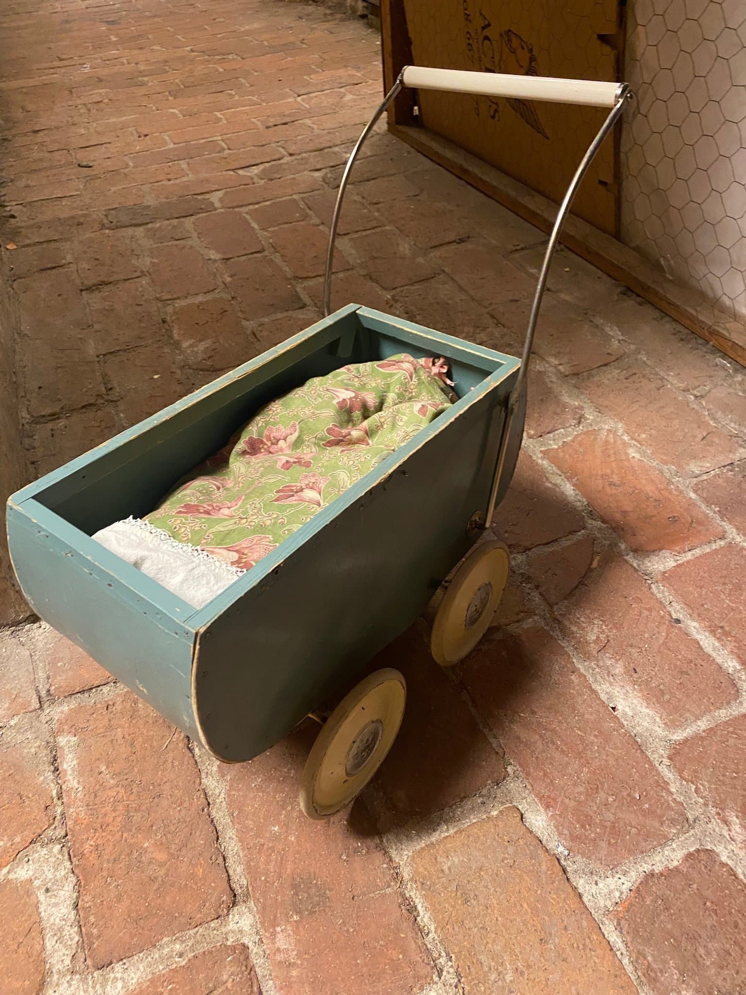 Retro dockvagn 50-tal A W Nilsson fabriker grönblå m handtag höjd 36 x l 45 cm