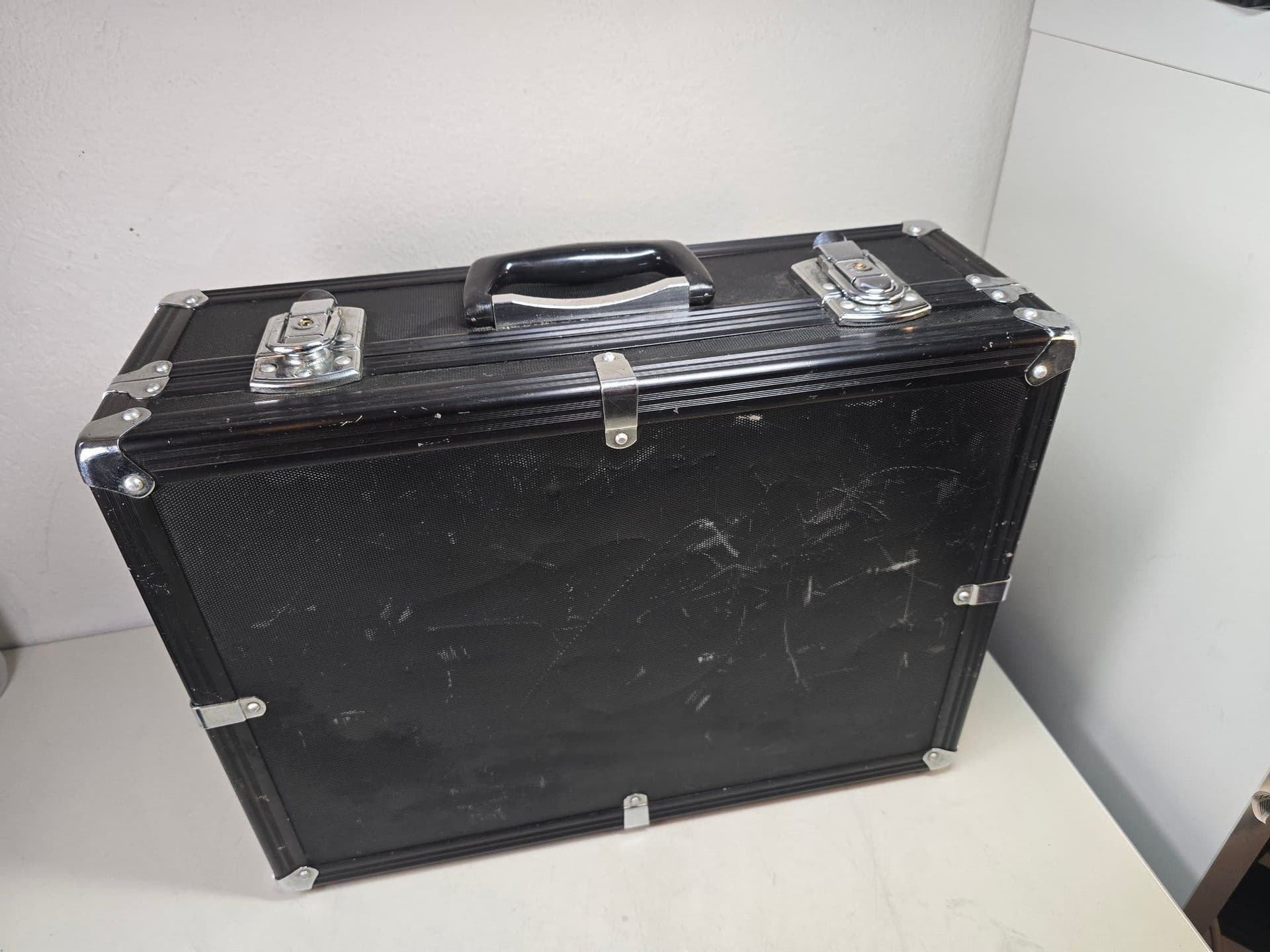 Skyddsväska i svart Aluminium