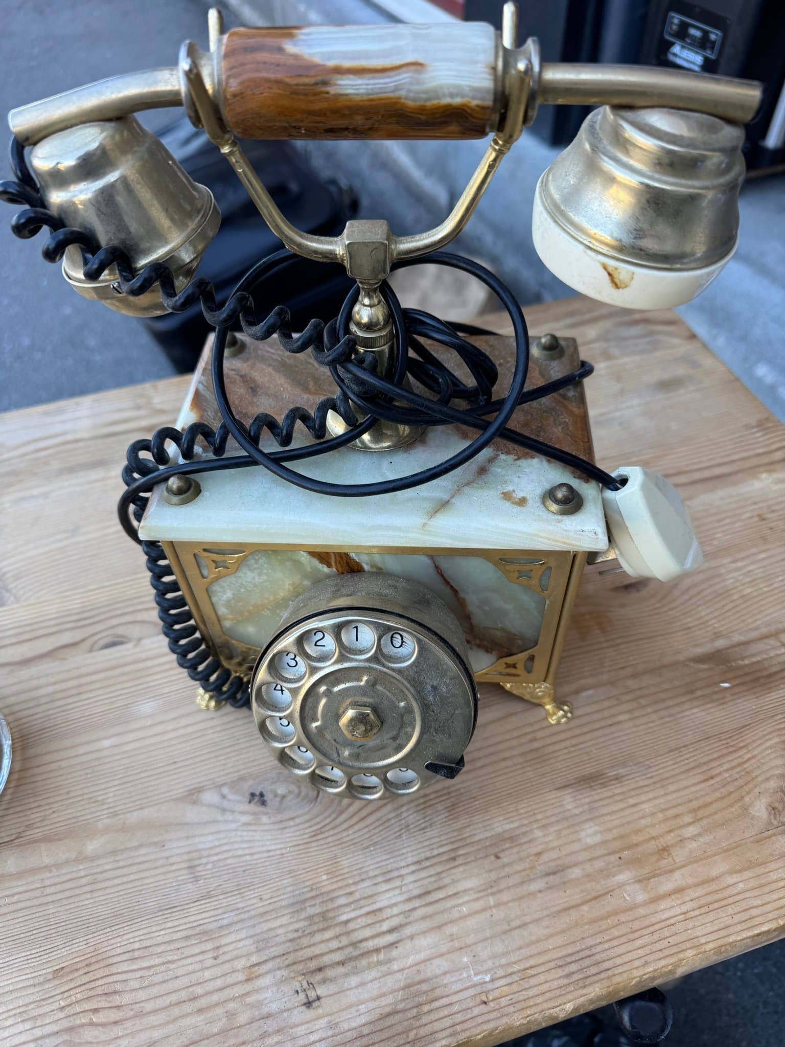 Retro telefon i marmor och mässing med fingerskiva