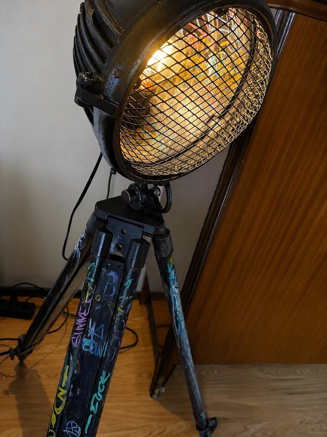 Golvlampa i industriell stil med stativ
